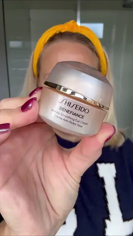 SHISEIDO Benefiance Wrinkle Smoothing Eye Cream🤩🌟 Yenileme formülü sayesinde sadece 5 gün içinde kırışıklıkların gözle görünür şekilde azalmasını sağlar.  Kuruluk, yaş ve foto yaşlanma gibi kırışık oluşumunu tetikleyen faktörleri baskılarken, cilt yenilenmesini destekler.  6 tür kırışıklığı daha hızlı azaltır. 