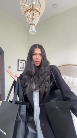 A @SAINT LAURENT haul 🤓👜 I went in for one thing but the service was so good and the styles matched the energy 🥹🫶🏽 #luxuryhaul #yslbag #yslhaul #luxurybag #luxurybags #fyp #asmr #Foodie #luxuryclothing 
