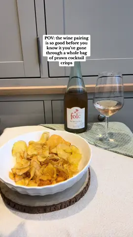 We’re giving this one a soild YUM out of 10 🥂❤️  It works because the tangy, creaminess of the crisps enhance the aromatic, red berry-medley and citrus notes of the rosé to create a delightful pairing. Yes please 🤩