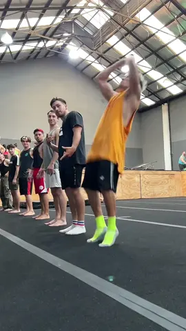 Quien salta mas alto? #TikTokDeportes #Backflip #Acrobatics 