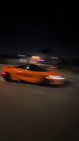 McLaren 720 S flyby 😍