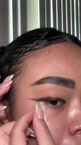 ripping the tape off is the most satisfying part ✨ #Eyeliner #eyelinertutorial #smokeyliner #smokeylinertutorial #makeuptutorial #makeup 