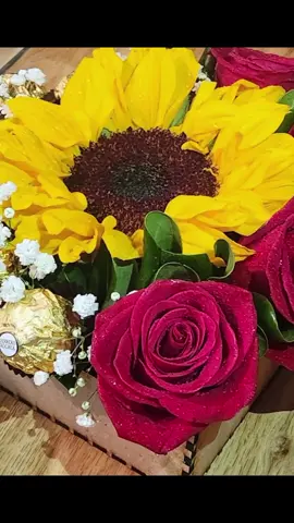 Feliz inicio de semana para todos🌹❣️#buenastardes #tardes #iniciodesemana #iniciodesemanapositivo #bonitatarde #girasoles #CapCut 