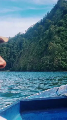 Indah nya perbukitan tepi danau desa terunyan.  . . . . #phptography #naturr #tour #tourguide #amazing #lake #jungle #bird #viral #terunyan #baliyansutour #cemetery #boat 