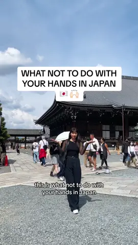 giving and receiving with two hands is a MUST!🙇🏻‍♀️ #japantiktok #japantravel #japanetiquette #japanculture #japantips #whatnottodo #traveltips #japanthings 