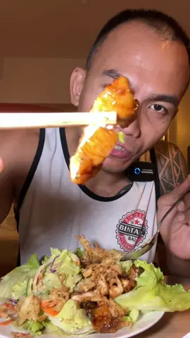 Makan salad biar sehat banyak serat