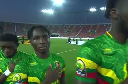 milli marş okunurken gülmemek için kendini zor tutan adam