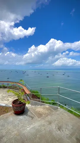 Baru tau nih ada kedai kopi dengan view pantai secantik ini #warungkopi #teraskatineungbayu #ciletuhgeopark #pantailojisukabumi 