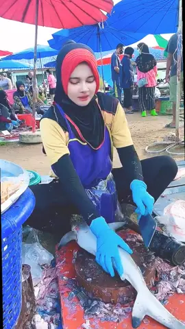 fish cutting skills girls cutting fish #fishcutting #fishcuttingvideo  #fishcuttingskills #cuttingfish  #fishcuttingceremony #cuttingfishtutorial 