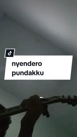 nyendero neng pundakku ya cah ayu:) #lamunan #jejantungingkalbu #mannncover #covergitar #galaubruntal #jawapride #fyp #fypシ゚viral #storytime #story #storywa @wahyufg_ 