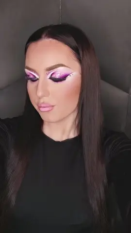 A ma reggeli TikTok LIVE-ban bemutatott sminkünk 🥰❤️ Kollégámmal készítettük Orosz-Szimicsku Diána ❤️ Modell: @weberdorci #live #foryou #foryoupage #mekuplive #suumakeuphungary #suumakeuphungary #nekedbelegyen #makeup #smink #makeupschool #makeuptrainer #beautymakeup #beauty #creativemakeup #fy #fyp 