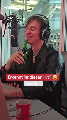 Giant-Rooks-Sänger Fred hat uns im Studio besucht. Dabei gab es ein kleines Ständchen auf dem Fläschchen! 😅 Erkennt ihr den Song? #Musik #Quiz #GiantRooks 