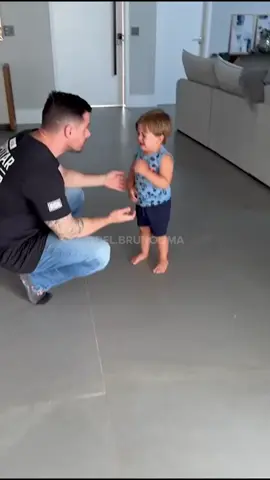 A MELHOR REAÇÃO QUE VOCÊ VERÁ HOJE 🥹 O Arthur é pequeno ainda, mas o amor pelos animais já é GIGANTE! O cachorro do vídeo já foi adotado! Com quem será que ele aprendeu a gostar tanto dos pets? 🤔 #Fy #FYP #Pais #Filhos