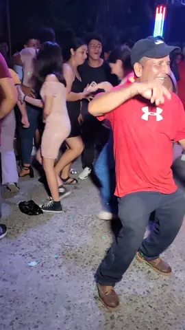 Bárbaro como mueve el voté en el Baile de Barrio San Antonio Los Deras San Rafael Chalatenango #dance #elsalvador🇸🇻💙 #discomovilessv #flypシ #tiktok #2024 