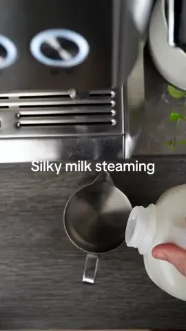 HOW TO MAKE A SILKY MILK STEAMING FOR LATTE #baristaken #coffee #espresso #goodcoffee #tips #barista #foryou #fypシ #foryoupage 