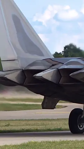 That’s some spaceship vectoring nozzle 💀🔥 - USAF F-22 Raptor Demo Team 🤙🏻 📸: twin_cities_aviatoryt (acc on IG) - #F22 #Raptor #F22Raptor #Military #Aviation #FighterPilot #FighterJet #AvGeek #Pilot #Aerospace