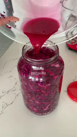Demiş İbrahim Saraçoğlu😁 Ben çok severim😍 sizde mutlaka deneyin🫶🏻 Bir adet büyük lahanayı ince ince doğrayıp 1 tane limonun suyunu sıkın (limonlarınız küçükse 2 tane kullanabilirsiniz) Damak zevkinize göre tuzunu ekleyip (iri tuz da kullanabilirsiniz) elinizle iyice ovun  Ardından kavanoza koyup dibinde kalan suyu üzerine ekledikten sonra kapağını sıkıca kapatın🫶🏻 Afiyetle💜 #morlahanaturşusu #turşu #turşuyapımı #turşutarifi #b12 