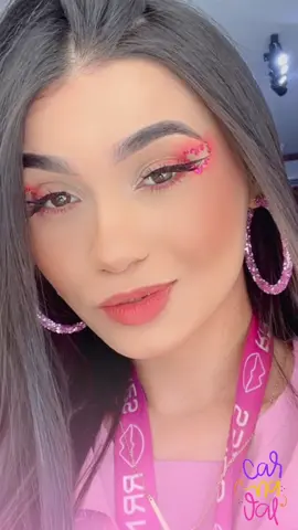 Make de coração para o carnaval com molde, torre de pigmento e strass.  Todos os produtos da RR Makes tem o valor fixo de 10 reais, super acessível e você consegue fazer várias makes lindas para curtir os bloquinhos de carnaval 💖 . . . . . . . #viral #lojademaquiagem #lojade10reais #rrmakes #tutorial #carnaval #makes 