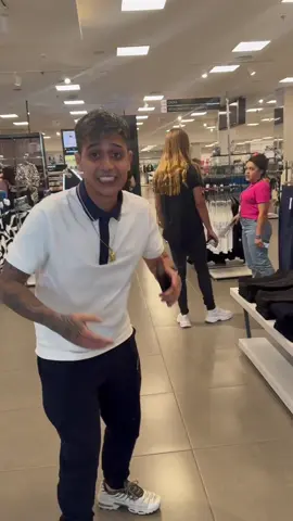 pegando roupas de lojas no shopping