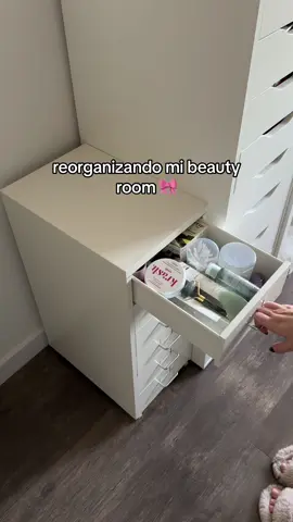 reorganizando mi beauty room 🎀  la cajonera es el modelo HELMER de @IKEA.España ✨ #beautyroom #makeup #vanityroom #reorganizing #sarabenayas 
