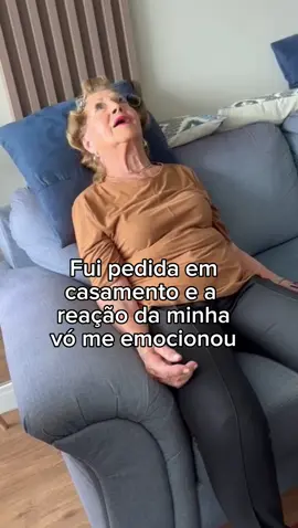 Não aguentei a reação delaaa! Pedi pro meu primo mostrar o video e gravar! Me acabei chorandooo!!! Mal posso esperar pra ver ela entrando na igreja, vou desidratar 😭😭😭 #vó #viral #viralvideo #emocionante #lindo 