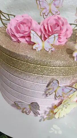 Um bolo aleatório da minha produção. #aniversario #bolodechantininho #fyyyyyy #dayanebolo #confeitaria #bolofeminino 