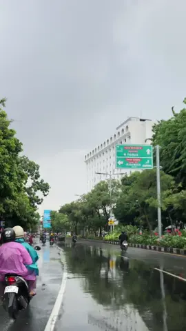 Vibes surabaya setelah hujan reda~~ #surabaya #surabayahujan #surabayahujanvibes #hujandisurabaya #surabayatiktok #fyp #fypシ #fypdong 