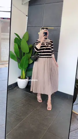 MICA DRESS Linger Dada:94 cm Panjang Baju :119 cm Bahan :knit import mix plisket Variasi warna:nude & black Harga:279.000