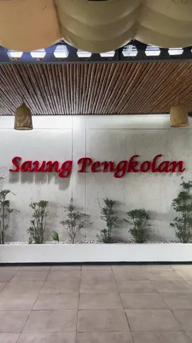 Kangen sama suasana khas sunda? Mari mampir ke Saung Pengkolan. Selain tempatnya enak, makanan pun pasti yang terbaik✨ #saungpengkolan #kuliner #makananindonesia #wisatabandung #wisatalembang #restoranbandung #gathering 