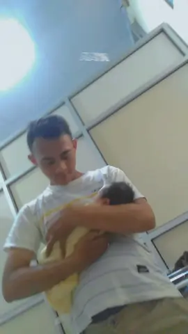 moment dimana gelar suami rangkap dengan gelar ayah menggendong anak pertama dengan perut buncit utk penyangganya 😁 dan dgn kekakuan tangannya krna baru pernah gendong bayi. 😁#CapCut #sholawat #fyp #newborn 