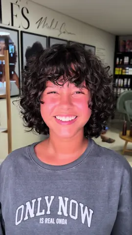 Quem disse que cabelo cacheado não pode ter franjinha?  Criamos esse corte em conjunto com essa franja que ficou muito harmonia, e entregou muita beleza e modernidade.  Ficou lindíssima não é mesmo pessoal?  . . . . #cabelocacheado #corteparacabeloscacheados #cachos