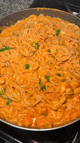 Receta de Pasta Cremosa con Pollo 🤤; me quedó RIQUÍSIMA, deben de ir a prepararlas por que bien fácil que es 😊. . INGREDIENTES: - Un paquete de Espaguetis. - Pechuga de Pollo. - 1/2 taza de Leche crema. - Salsa de tomate. - Ajo y Cebolla. - Queso Gouda. - Perejil. - Mantequilla. . #pastas #pasta #espagueti #espaguetti #spaguetti #spaghetti🍝 #pollo #pechugadepollo #espagueticonpechugadepollo 