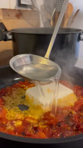 Feta pasta dla wszystkich zmęczonych już zimą i chcą słoneczko, chociaż na talerzu. Składniki:   2 ząbki czosnku, oliwa, świeże pomidorki lub 600 g pomidorków z puszki, zioła ( tymianek, bazylia ) 250 g feta sól pieprz papryczka chili (opcjonalnie) #fetapasta #makaron #feta #pomidory #kuchniaamerykańska #amerykańskiejedzenie #obiad #kolacja #przepis #przepisy #jedzenie 