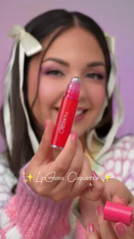 Gloss coquette 🎀? Te lo tengo 😍❤️ no saben como estoy amando este roller gloss, me recuerda a mi niñez 🎀❤️🥹, tuviste un labial así 👀?. Este es el #rollergloss Take me Back de @beautycreations.cosmetics 🎀😍, gracias a @ipsy por darme este hermoso regalo, lo estoy distrutando ❤️🥹..  . . #beautycreations #beautycreationsmx #coquetteglossie #coquettemakeup #makeupcoquette #pinkmakeup #pinkmakeup #makeuptrends #maquillajecoquette #tendecia 