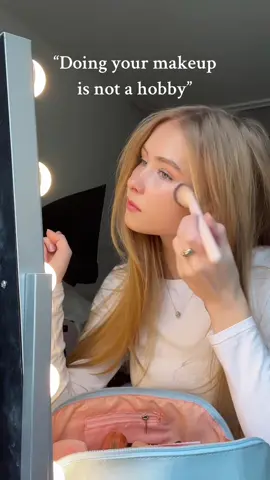 My favorite part of the day is waking up and doing my makeup 💓