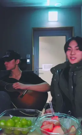 Jungwon sings love yourself and Jay plays guitar. #jungwon #jay #jaywon #enhypen 