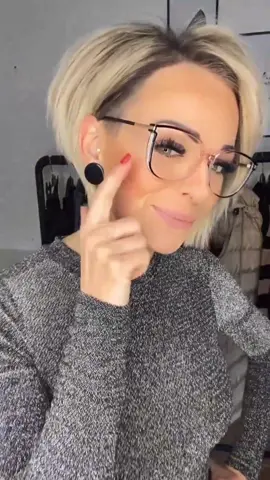 Amazing short bob with undercut by beautiful Julia Smode 💋 #kratkovlasky #kratkyuces #shortbob #bobwithundercut #sideshave #buzzednape #alinebob #bobhaircut #bobhair 