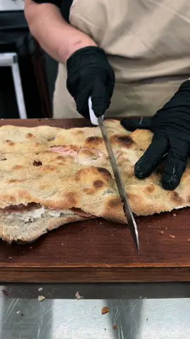 Directamente desde BOLONIA! Conviértete en Emperador! Pide también Express 6214-4553 👑🏛️ #aromaroma #aromaromapizzeria #aromaromacostarica #costarica #costarica🇨🇷 #pizzacostarica #pizzaencostarica #ciudadquesada #ciudadquesada🇨🇷 #sancarlos #sancarloscostarica #pizzaromana 