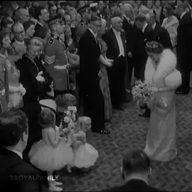 Just a perfect curtsy #royalfamily #foryou #flypシ #queenelizabeth #queenelizabethii #queenelizabethedit #fly #viral 