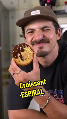 Croissant espiral CHOCOLATUDO! 🥐😱🤤👨🏻‍🍳 OOOOH MINHAS VIDA, QUE COISA MAIS MARIVILHOSAAA! Uma das coisas mais gostosas que eu já fiz, essa cobertura meio amarga, quentinha... hmmmmm...🤤 aff que minha boca ta jorrando água kk QUE DELICIAAA 10/10 me senti o verdadeiro PATYSERRINHO😍🫶🏻 Marca o @ que ama um docinho, se vc marcou de primeiro, ele automaticamente já tá te devendo! kk 🥰❤️😏 Ingredientes 👨🏻‍🍳 - Massa Folhada Laminada (fica na parte de congelados no mercado) - 2 barras de chocolate meio amargo - 1 caixinha de creme de leite forno: Uns 25min a 180graus (mas fica de olho) FAAAZ E MANDA SUA RODELA PRA MIM???! 😍😂🫶🏻 receitinha original do @Patrick Zeinali 👨🏻‍🍳👏🏼 #comida #receitinha #doce #sobremesa #croissant #receitaviral #culinaria #croissantchocolate 