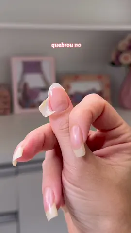 Quando a unha chega no tamanho ideal e quebra.🤡 Seria um sinal pra amendoar, @Jéssica Riviery? 😮‍💨  #dailus #dailusesmaltes #unhasgrandes #unhasnaturais 