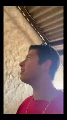o aranguiz mijando e o torcedor filmando pela janela kkkkkkkkkkkkkkkkkkkkkkkkk #futebol #futebolbrasileiro 