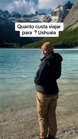 VALOR TOTAL👇🏼 Melhor período: De dezembro a março, quando as temperaturas estão mais elevadas e o sol só se põe após as 22h. Quanto tempo ficar: Pelo menos 4 dias para conhecer as principais atrações. Alimentação: +\- R$ 100 para o casal por refeição. Comemos muito no Viejo Lobo e era o melhor custo benefício da cidade. Hospedagem: +\- R$ 300/ dia para o casal. Ficamos 2 dias no Flor Austral que é um hotel perfeito para casais e depois passamos 5 dias no @Anum Hostel que é mais econômico e super bem localizado. Passeios e atrações👇 Pinguineira: Fizemos com o @Brasileiros em Ushuaia e foi ótimo. A viagem é um pouco longa (+\- 6h) e te leva pra conhecer pinguins, lobos marinhos e o farol, cartão postal da cidade. O valor fica em 60 mil pesos por pessoa. Glaciar Martial: Atração gratuita a poucos minutos do centro de Ushuaia. Você pode ir de Uber por um valor menor que 3 mil pesos. (Um dos nossos passeios preferidos!) Trem do Fim do Mundo: 1h ida e volta por dentro de uma pequena parte do parque Tierra Del Fuego. (NÃO GOSTAMOS e temos um post aqui na página sobre ele!) Puerto Almanza: Fizemos com a Buen Paseo Ushuaia e foi ótimo. É uma vila de pescadores a +\- 2h de carro de Ushuaia.A viagem custa 60 mil pesos por pessoa. Experiência Antartida: Passeio de quadriciclo por bosques e rios, encerrando com uma noite de fondue e vinhos. Fizemos também com o Brasileiros em Ushuaia e o valor fica em 40 mil pesos. Laguna Esmeralda: Atração gratuita. Trilha de 3h ida e volta com dificuldade fácil. Você pode chegar até a entrada da trilha com as vans que saem do centro de Ushuaia e cobram 9 mil pesos ida e volta. Vale muito a pena! Parque Tierra del Fuego: Custo de 12 mil pesos para acessar. Vale a pena alugar um carro na cidade e conhecer esse parque com calma, se possível, até acampar. Também é possível chegar até a entrada dele de Uber! Todos esses lugares foram nossos roteiros pessoais. Existem outras atrações na cidade como a Laguna Turquesa, Glaciar Vinciguerra entre outros, mas não fizemos… Agora me conta o que você achou do valor??? #ushuaia #argentina #patagonia 