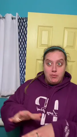 #stitch with @LizWizdom “Nosy Girl Walks” 🚶‍♀️👀🏠😂 #christinessnaps #walks #house #nosy #blinds 