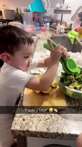Cocinando con Emilio ♥️ amo esta etapa donde pronuncia todo a su modo  #toddlersoftiktok #latinamom #niñosfelices #cocinando #bilingual #fypシ゚viral #parati 
