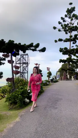 Semua org berhak utk bahagia kan?Walaupon sampai sekarang masih berjuang sorg diri membesarkan ank dan menggalas semua tanggungjawab xlari seperti seorg bapak.. Biar pon aku hanya seorg wanita.. Tidak sorg pon tahu dan merasai perjuangan hidup aku.. Aku bersyukur disetiap perjalanan hidup aku tuhan permudahkan, tanpa aku meminta atau mengemis dgn niat YA ALLAH KAU LIMPAHKAN REZEKI KU INI UNTUK AKU MEMBESARKAN ANK2 KU #fyp #perjuanganseorgibu 