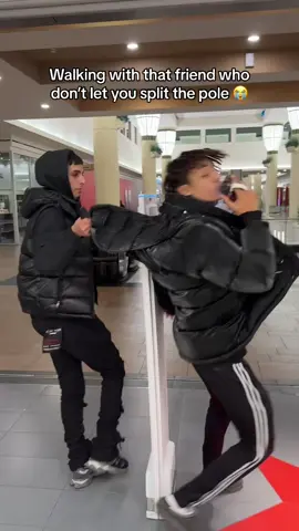 Dont split the pole 😭 (@Dayymein 🧌 )