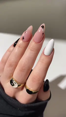 🖤🤍✨✨ #viraltiktok #videoviral #unhasperfeitas #unhas #tutorial creditos:@Paula 💅🏻✨ 