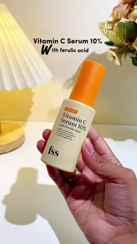 Lagi nyobain produk terbaru vit C dari @forskinssake. aku suka banget sama serum ini dari mulai packagingnya yang compact, tutupnya super savety dan pas di dalemnya ada lock system jadi kalo dibawa2 ga gampang tumpah,  selain itu untuk teksturenya super ringan dan ga bikin greasy sama sekali pas dipakai.  Hero ingredientsnya ada Ethyl Ascorbic acid 10%, Ferulic Acid 0,5% dan Vit E yang bisa untuk antioksidan serta mencerahkan.  over all aku pakai udah 1 minggu dan di kulit aku sama sekali ga ada iritasi atau apa, padahal kulitku biasanya super sensitif tapi ini beneran calming bgt, kulit jadi mayan cerah dan plumpy. Oh iya produk ini cocok buat semua jenis kulit ya dan bisa di pakai mulai usia 15 tahun 😍 🍊🍊 #racunskincare #skincarelokal #skincarereviewindonesia #beautychannelid