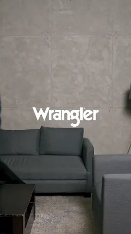 Mix and match rekomendasi koleksi dari Wrangler nih!🔥 White shirt dengan di layer flannel shirt dari Wrangler memang gapernah salah buat aktifitas lo makin seru, keren, dan pastinya tetep nyaman!😎🤘🏻 #wranglerjeans #wranglerjeansid #ForTheRideOfLife 